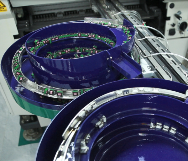 手機充電器生產(chǎn)線插件機的未來發(fā)展趨勢