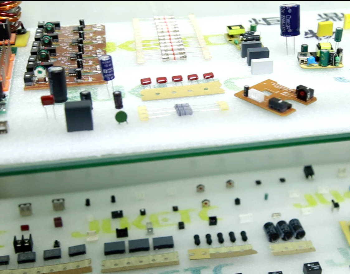 大型電容自動插件機引領(lǐng)電子制造業(yè)進入高效新時代